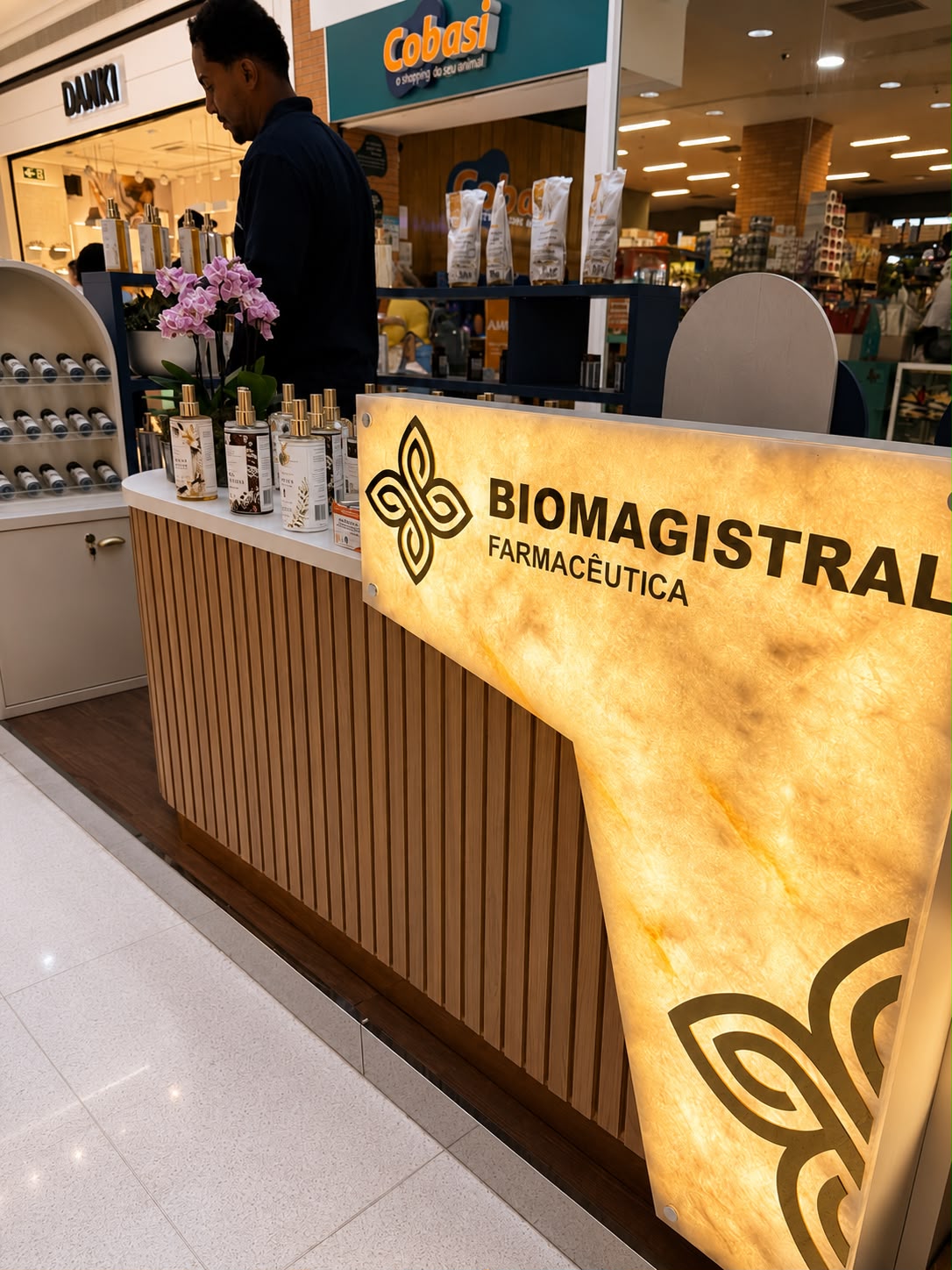 Detalhe da fachada iluminada com a marca Biomagistral